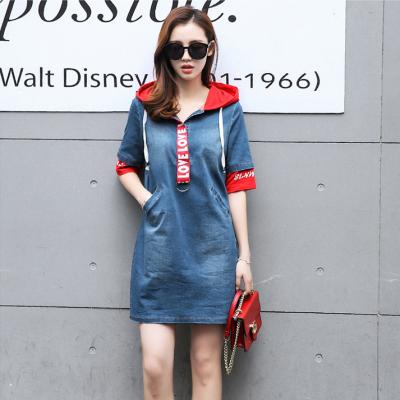 ĐẦM JEAN KIỂU PHỐI NÓN ĐỎ DÁNG SUÔNG IN CHỮ - J33